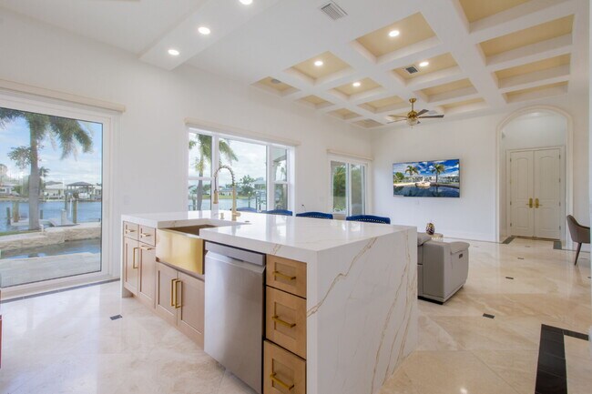 Building Photo - 4/3 Stunning Waterfront home in the heart of Clearwater Beach!