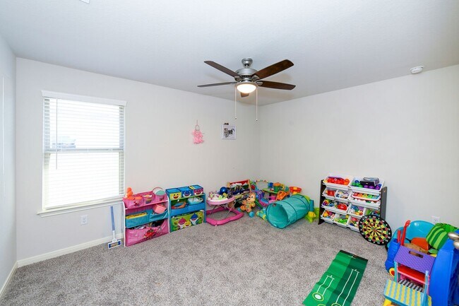 Building Photo - Nestled in the highly sought-after Scenic ...