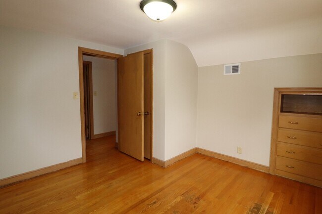 Building Photo - Refurbished 4-Bedroom Home