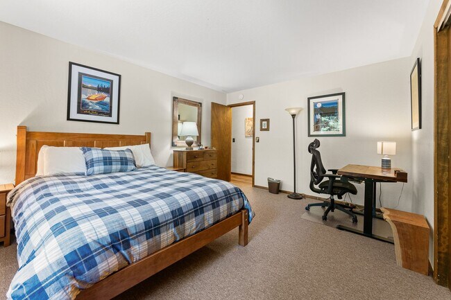 Building Photo - New to the Rental Market! FURNISHED Custom 3 Bdrm Hm w/Garage