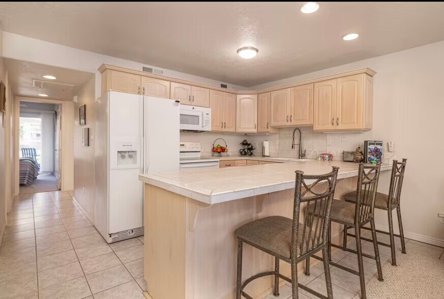 Building Photo - 1845 W Canyon View Dr