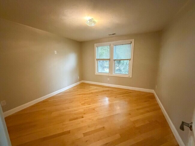 Building Photo - 1132 W Boylston St