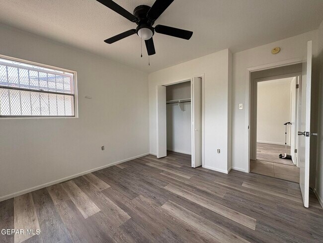 Building Photo - 4900 Debeers Dr
