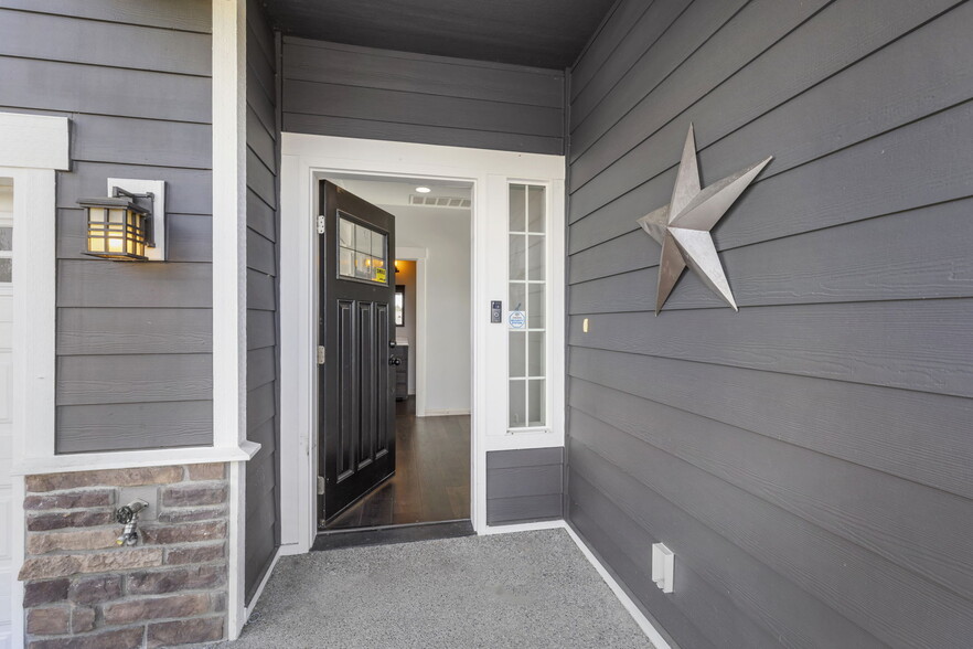 Building Photo - 6398 Juanita Cir NE