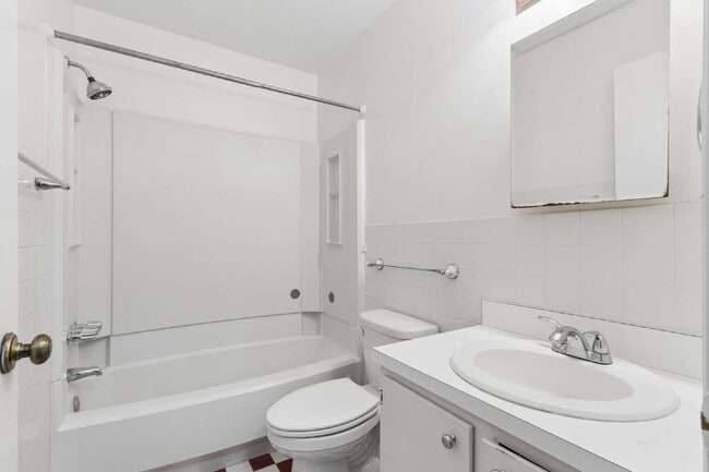 Building Photo - This 3/2 Beautiful Villa-Style Condo on Desirable Coverplace Community of Palm Harbor!