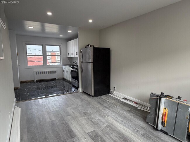 Building Photo - 830 E Broadway