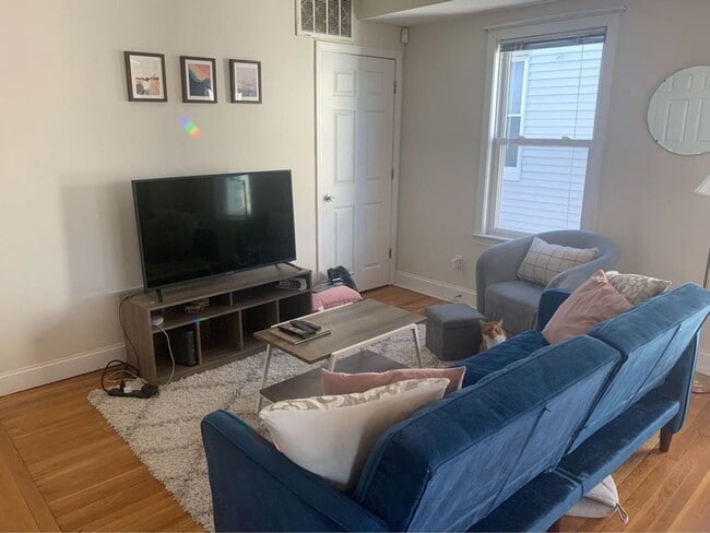 Building Photo - 3Br/2Bth, Available Sep. 1, 2026. Great location! Laundry in unit!  MUST SEE!!