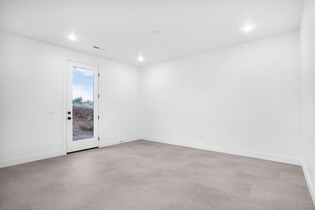 Building Photo - HURRICANE TOWNHOME - END UNIT