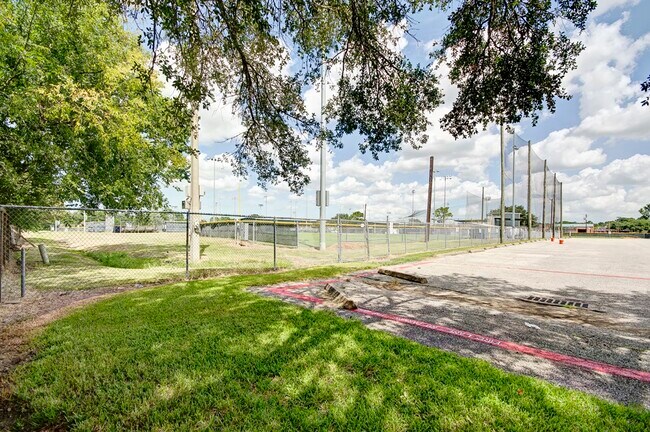 Building Photo - 609 Mary Ann Dr