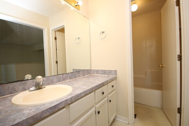 Building Photo - Spacious 3BR/2BA Home in West Pensacola – ...