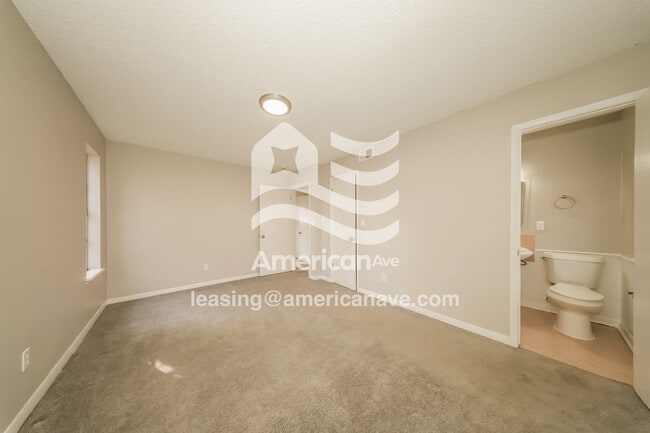 Building Photo - 920 W Idylwild Dr