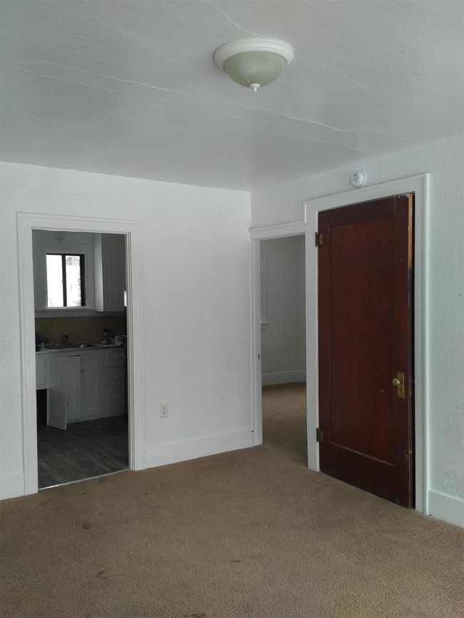 Building Photo - Pet friendly 1 bedroom