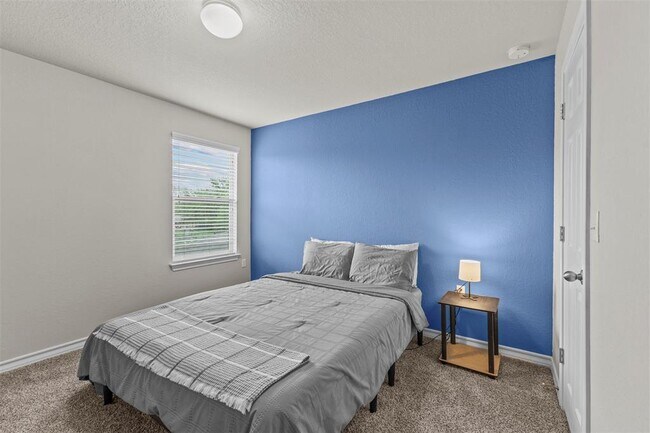 Building Photo - 11804 Saddle Rock Dr