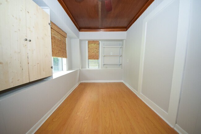 Building Photo - UPDATED BATHS AND KITCHEN WITH SS APPLIANCES near University of Memphis.