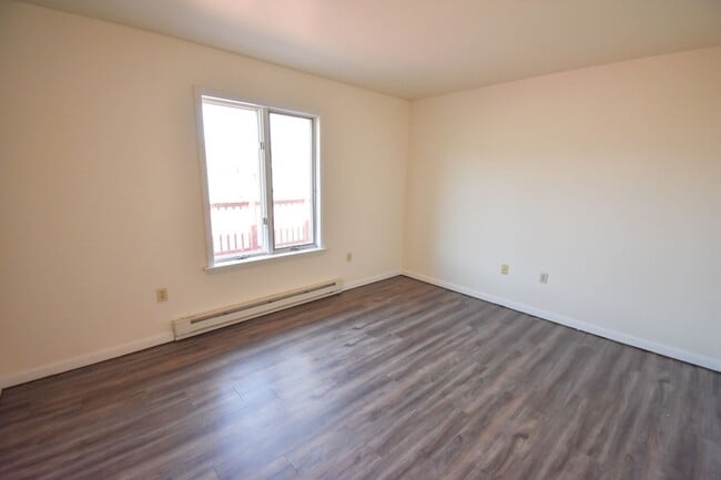 Building Photo - Two Bedroom Apartment in Jersey Shore with Many Amenities!