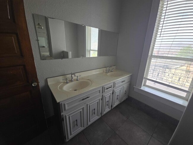 Building Photo - 501 Prospect St