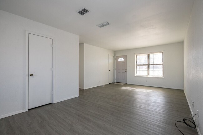 Building Photo - 1341 E 142nd St