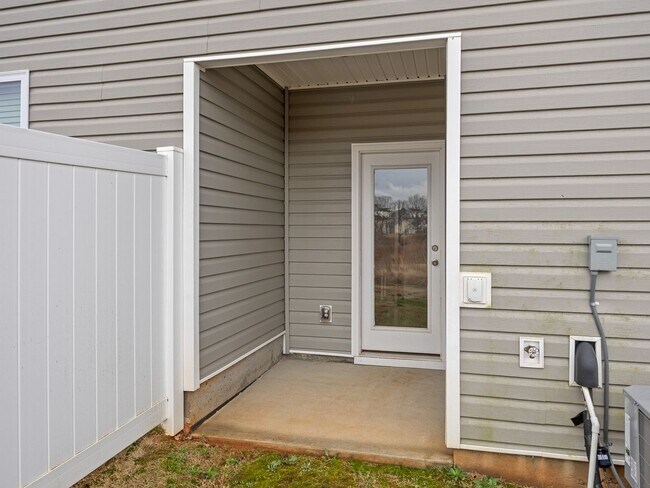 Building Photo - Modern living meets Convenience- Townhome in Greer, SC!