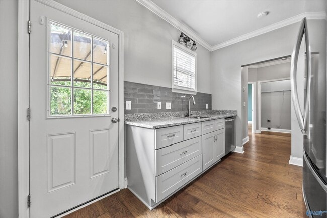 Building Photo - 5104 Frankford Dr SE