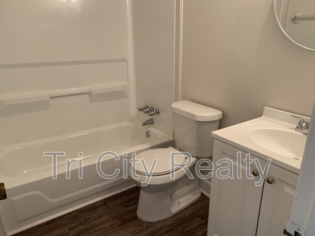 Building Photo - 220 Meadowbrook Ct