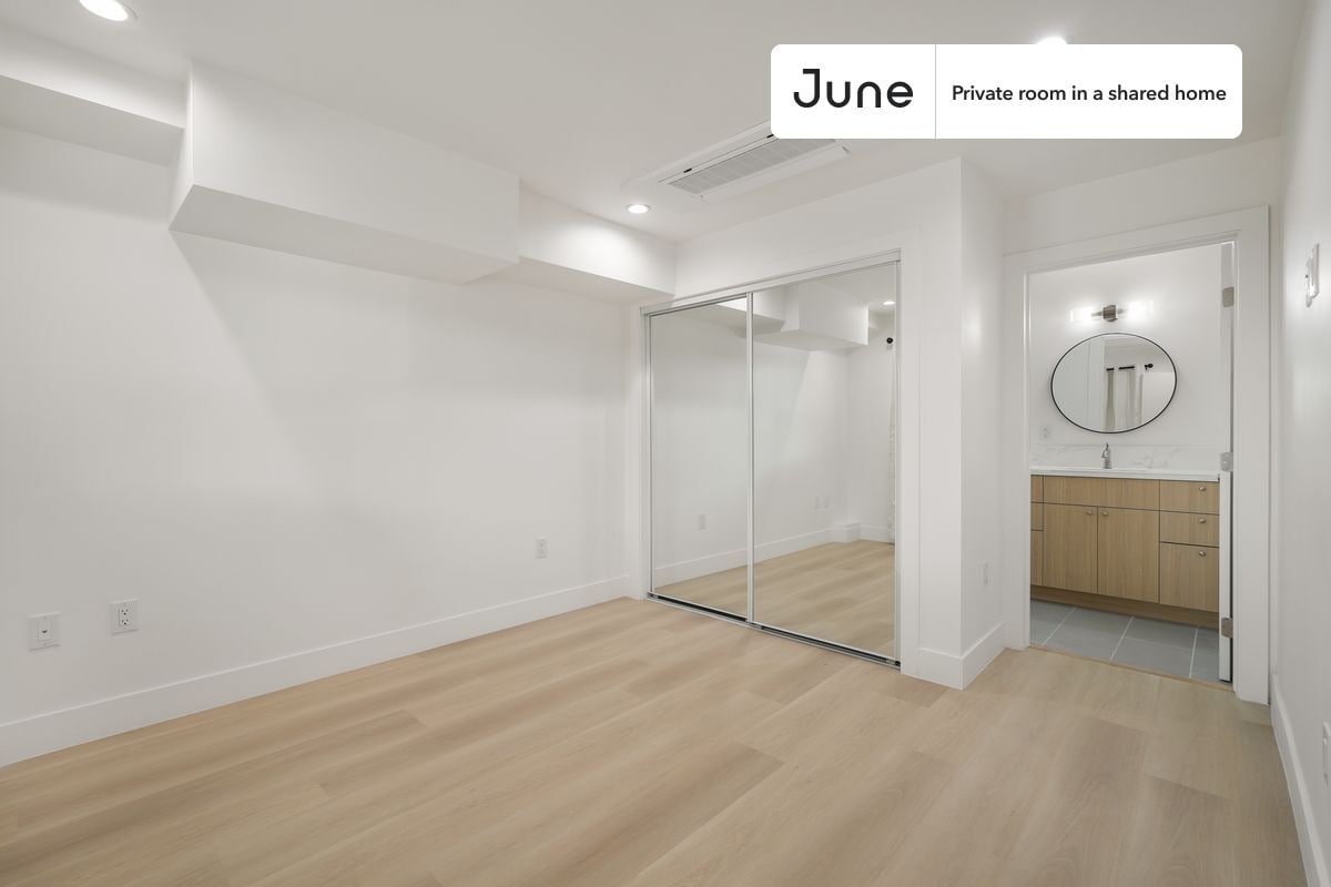 Building Photo - Private bedroom in 5 bed/4 bath Home