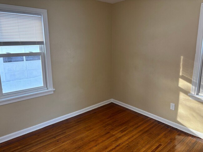 Building Photo - 3 Bedroom House