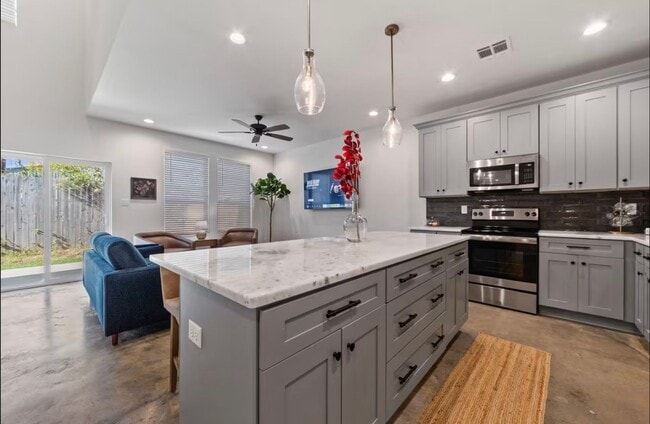 Building Photo - FOR RENT in LAFAYETTE!