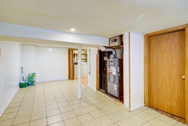 Building Photo - 824 Wabank St