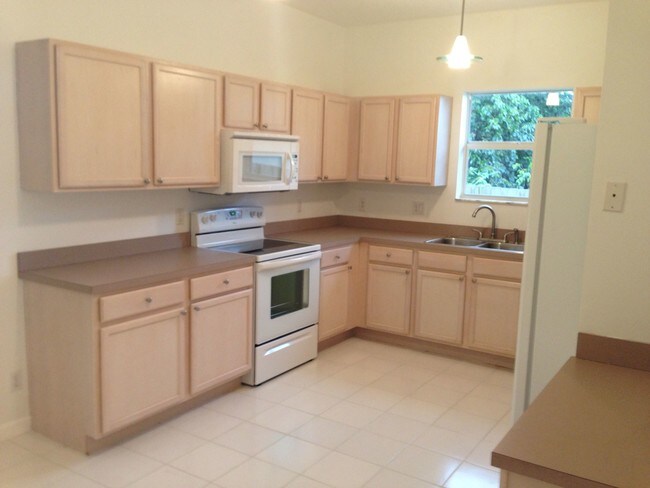 Building Photo - 1731 Lavue Ave