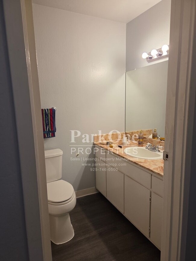 Building Photo - Great 1 bedroom ground floor condo.