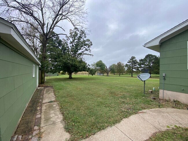 Building Photo - 3809 Southland Dr