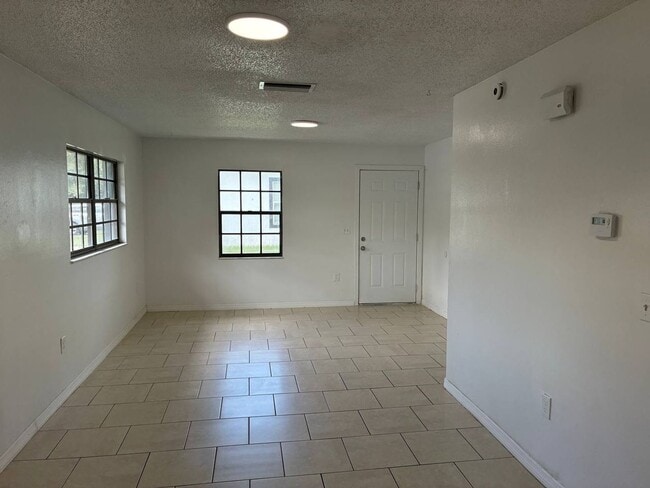 Building Photo - 2-Bedroom Duplex in North Lakeland