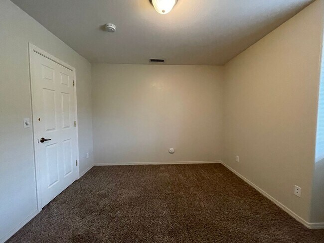 Building Photo - 3895 Hillcrest Dr