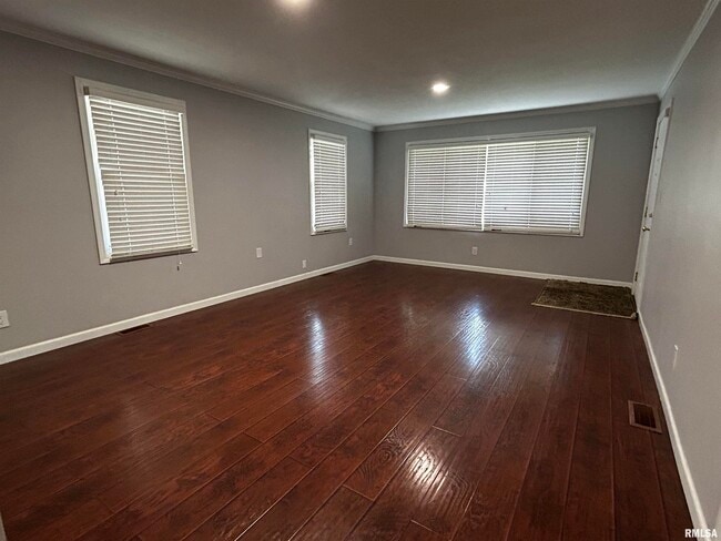 Building Photo - 2206 W Rohmann Ave