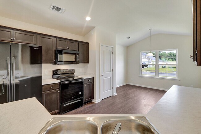 Building Photo - 3 bed 2 bath - Hartfof