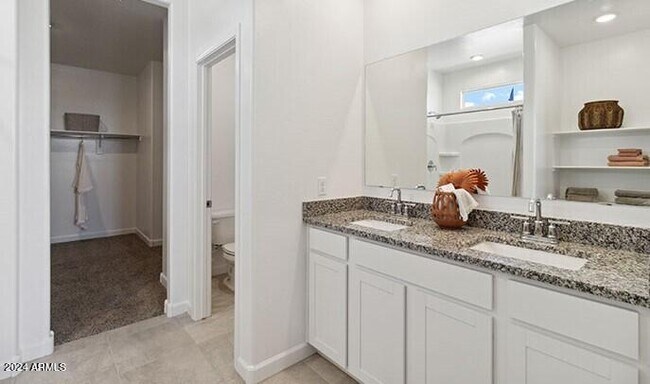 Building Photo - 1527 E Lardner Dr