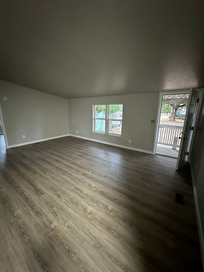 Building Photo - 3-bedroom 2 bath House