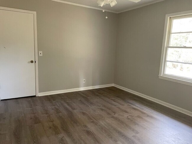 Building Photo - Charming 3BR/1.5BA Brick Home in Nashville – No Carpet & Large Yard