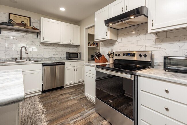 Building Photo - 65 Cleer Ave