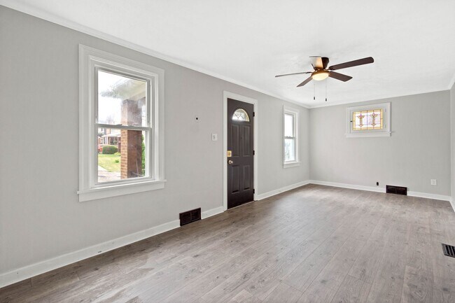 Building Photo - Stunning 3 bedroom home in Carrick available May 15!