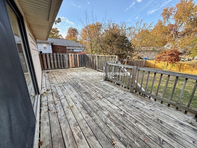 Building Photo - 4 Bedroom Home Near Downtown Lee’s Summit