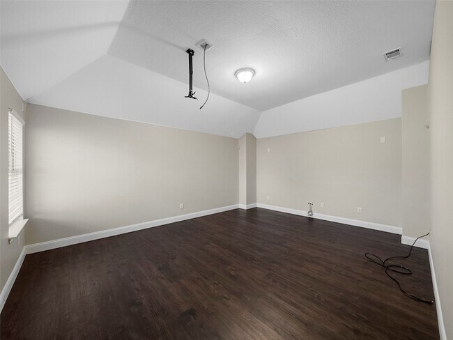 Building Photo - 9943 Red Cedar Dr