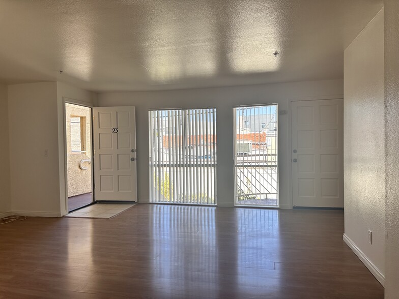 Building Photo - 108 W Maple St
