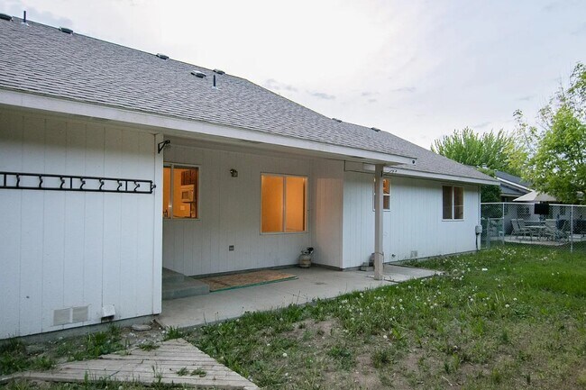 Building Photo - 1603 Valley W Ave