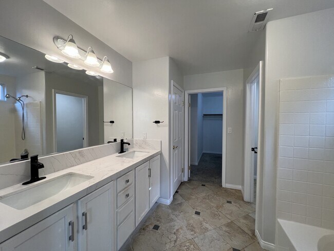 Building Photo - 12115 Fairburn Way