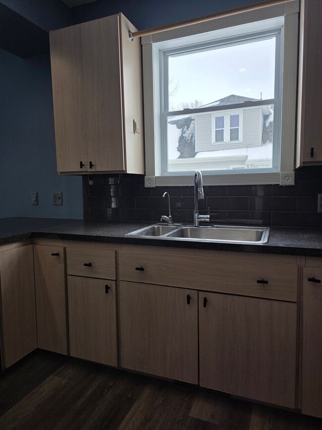 Building Photo - Small Town Home with Lots of Room