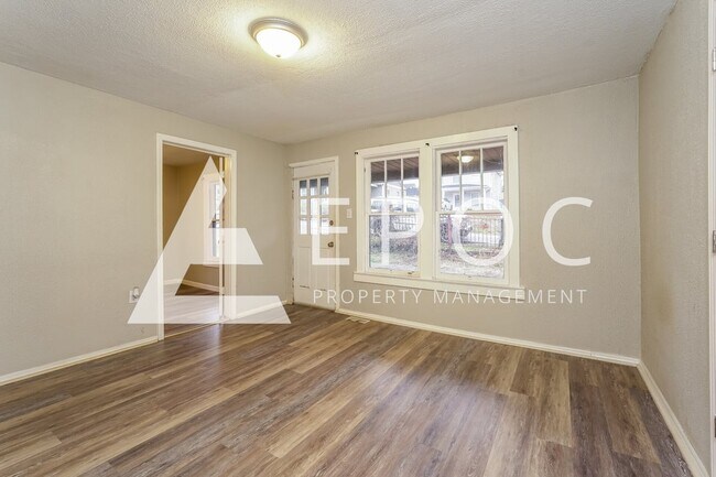 Building Photo - 1310 Phipps Ave