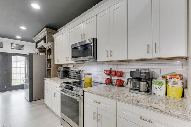 Building Photo - 377 Leeland Ave