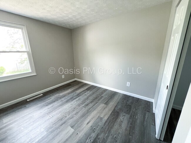 Building Photo - 912 Tellega Ave