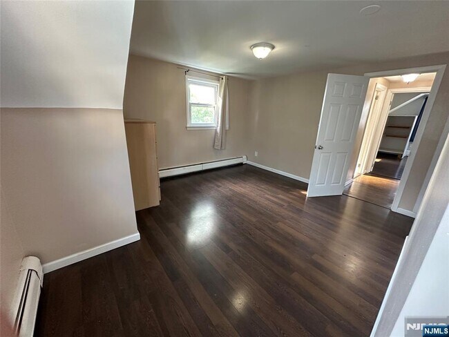 Building Photo - 777 Oakwood Ln